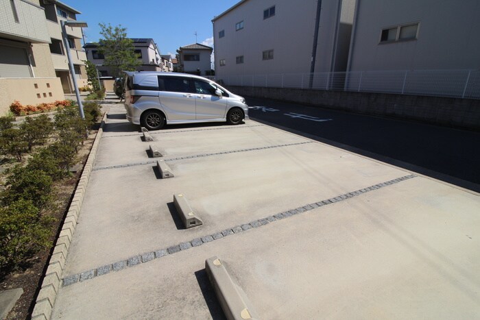 物件外観写真5　(駐車場)