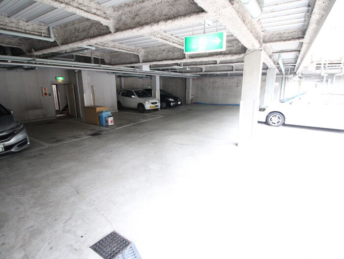 物件外観写真5　(駐車場)