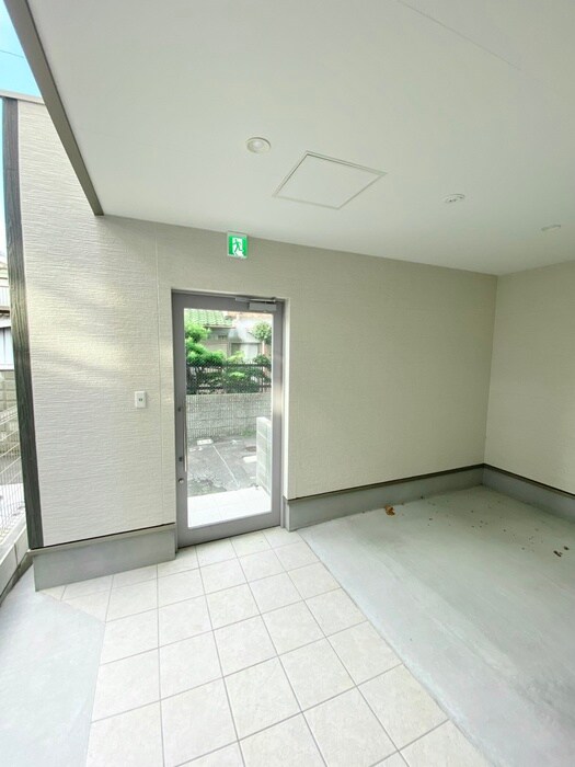 物件外観写真6　(エントランス部分)