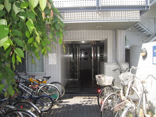 物件外観写真3　(エントランス部分)