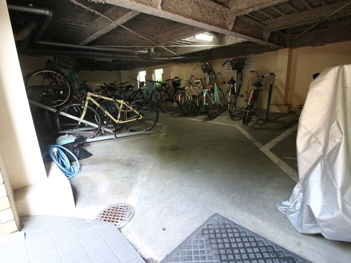 物件外観写真4　(駐輪場)
