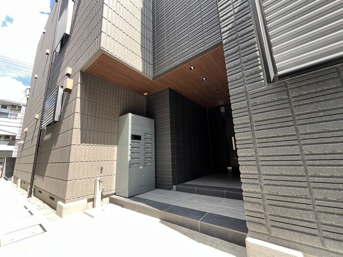 物件外観写真6　(エントランス部分)
