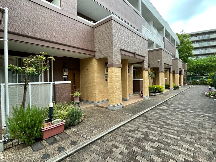 物件外観写真3　(エントランス部分)