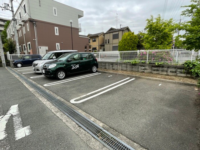 物件外観写真5　(駐車場)