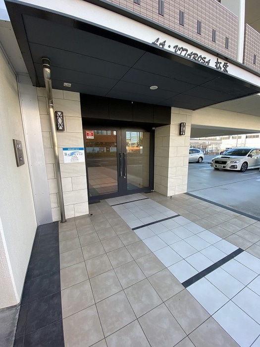 物件外観写真3　(エントランス部分)