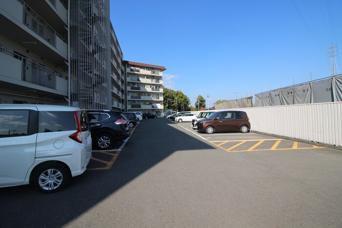 物件外観写真4　(駐車場)