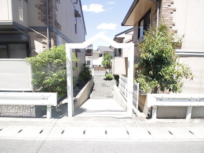 物件外観写真3　(エントランス部分)