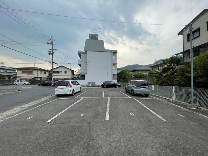 物件外観写真3　(駐車場)