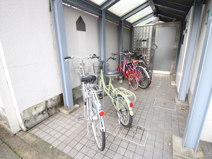 物件外観写真4　(駐輪場)