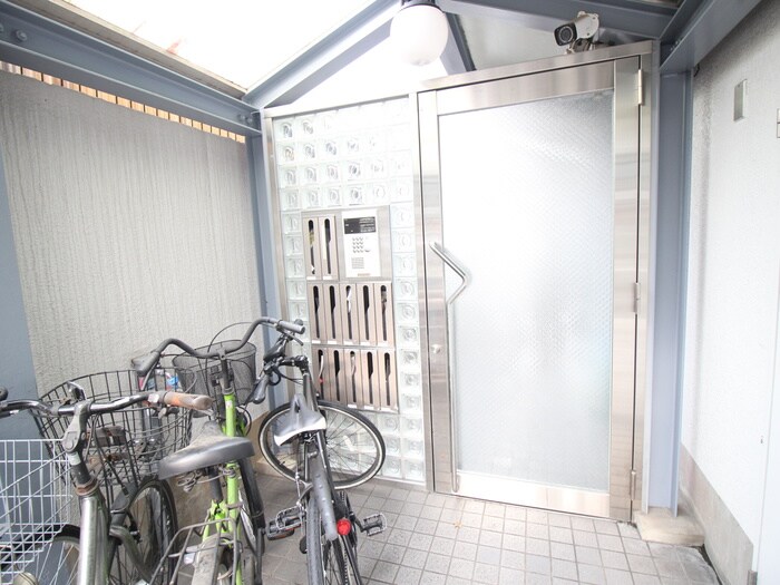 物件外観写真6　(エントランス部分)