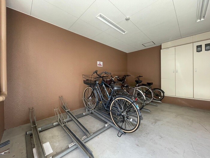 物件外観写真4　(駐輪場)