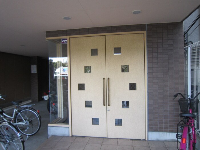 物件外観写真4　(エントランス部分)