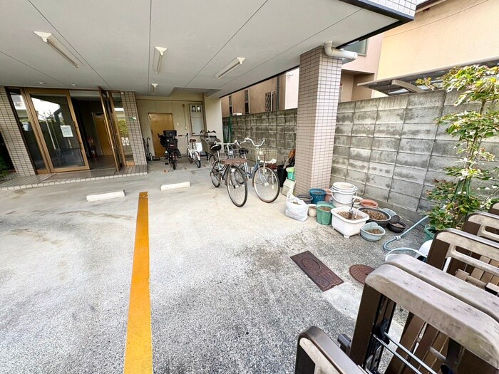 物件外観写真3　(駐輪場)