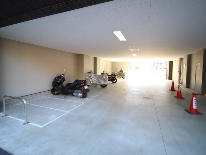 物件外観写真4　(バイク置き場)