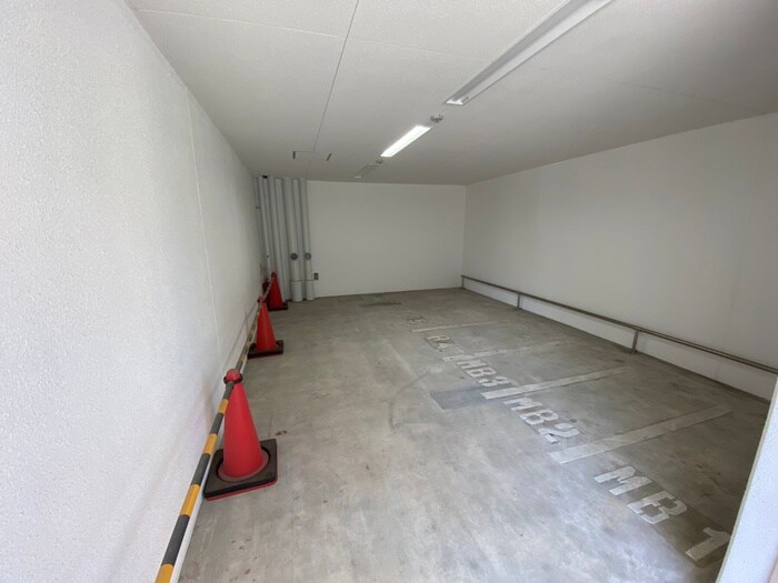 物件外観写真4　(バイク置き場)