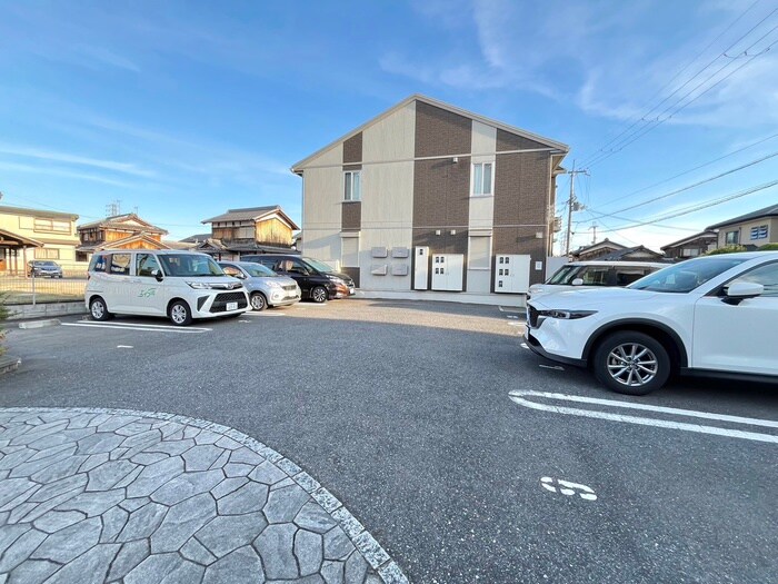 物件外観写真2　(駐車場)