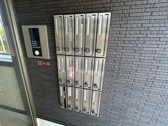 物件外観写真6　(エントランス部分)