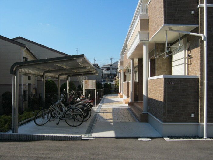 物件外観写真5　(バイク置き場)