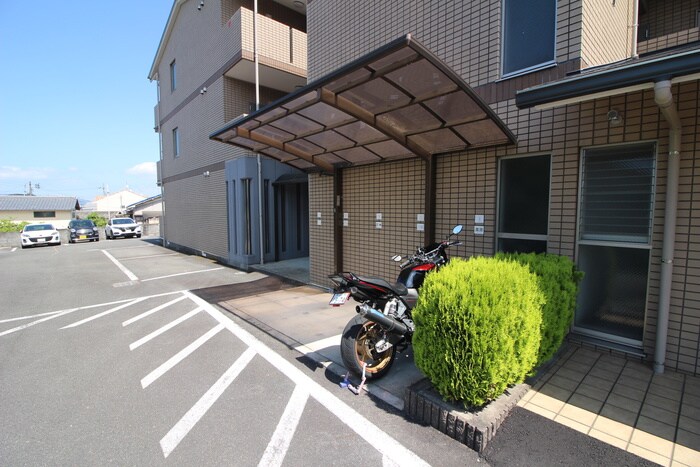 物件外観写真6　(バイク置き場)