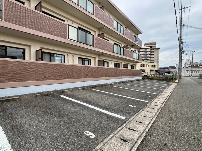 物件外観写真4　(駐車場)