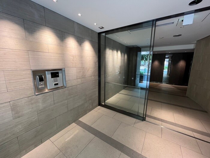 物件外観写真3　(エントランス部分)