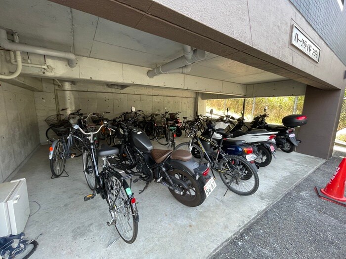 物件外観写真6　(バイク置き場)