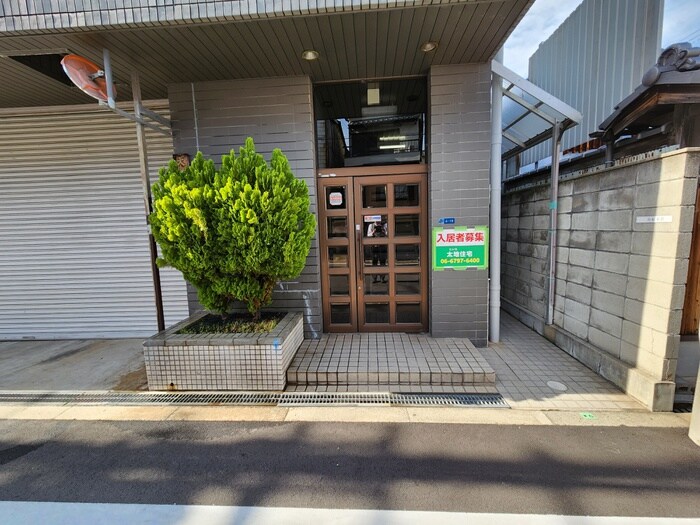 物件外観写真2　(エントランス部分)