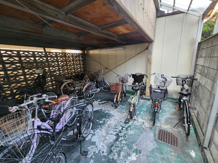 物件外観写真4　(駐輪場)