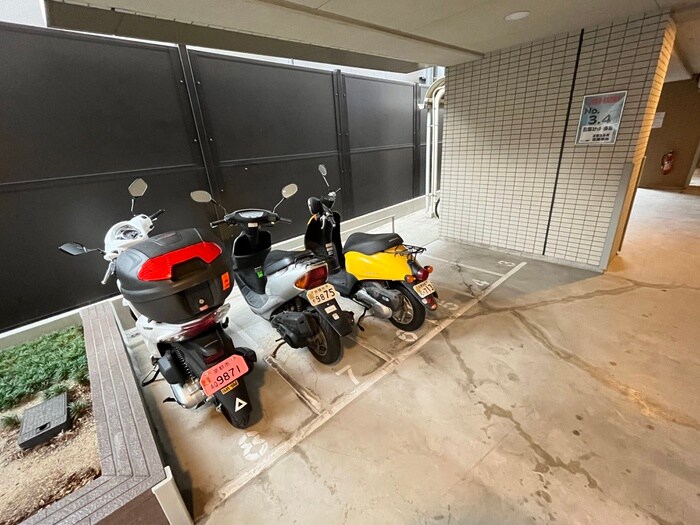 物件外観写真6　(バイク置き場)