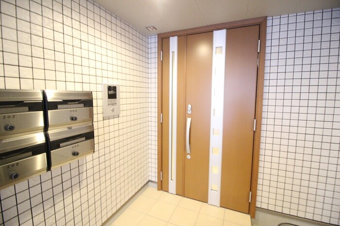 物件外観写真4　(エントランス部分)