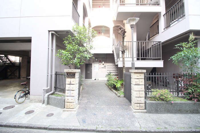 物件外観写真3　(エントランス部分)