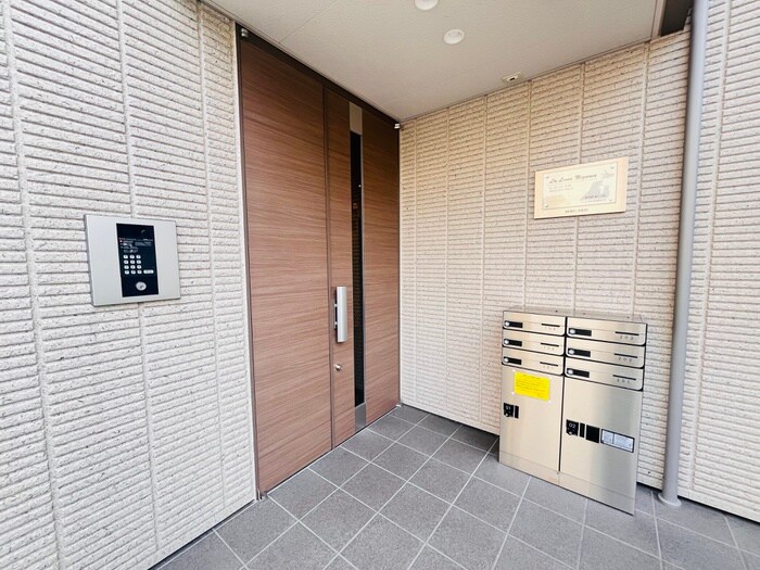 物件外観写真2　(エントランス部分)