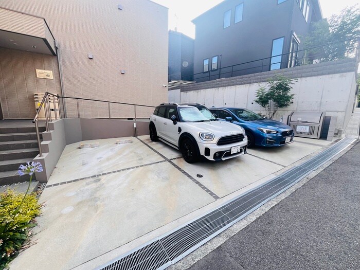 物件外観写真5　(駐車場)