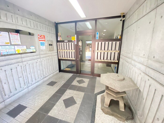 物件外観写真2　(エントランス部分)