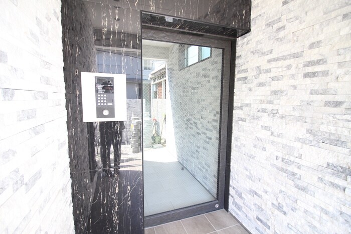 物件外観写真2　(エントランス部分)