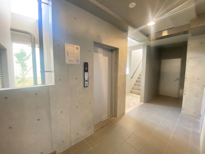 物件外観写真4　(エントランス部分)