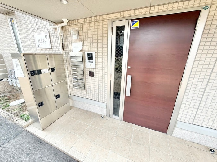 物件外観写真2　(エントランス部分)