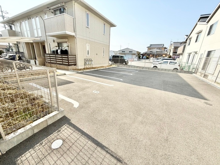 物件外観写真3　(駐車場)