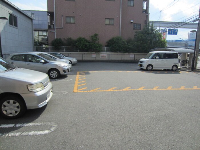 物件外観写真4　(駐車場)