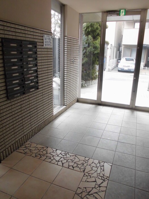 物件外観写真6　(エントランス部分)