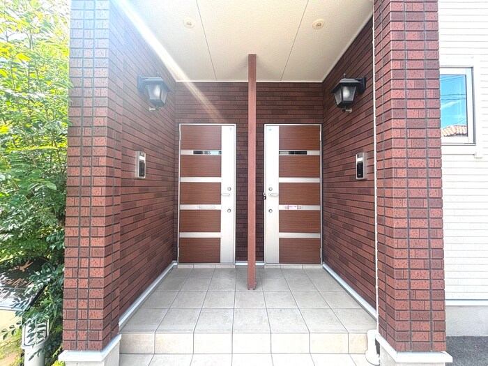 物件外観写真4　(エントランス部分)