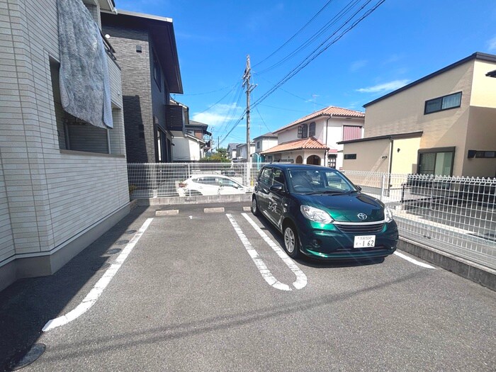 物件外観写真5　(駐車場)