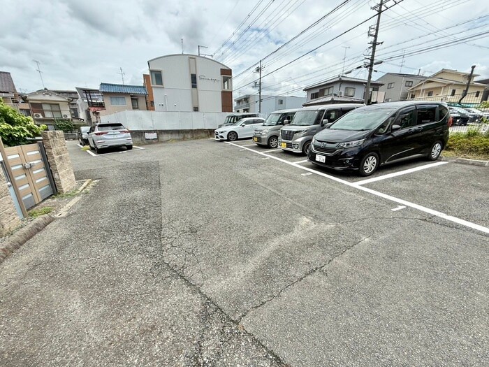物件外観写真3　(駐車場)