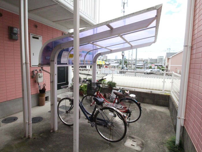 物件外観写真4　(駐輪場)