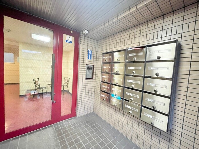 物件外観写真2　(エントランス部分)