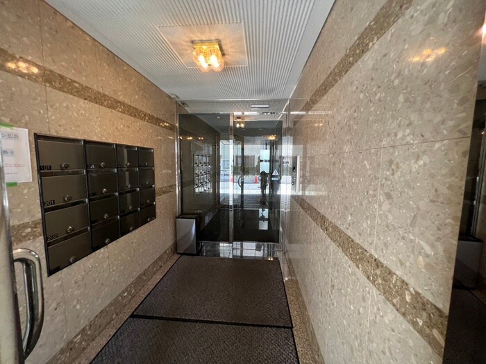 物件外観写真3　(エントランス部分)