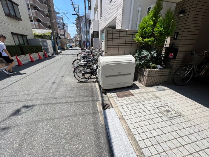 物件外観写真5　(バイク置き場)