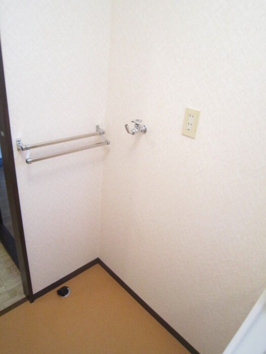 物件内観写真8　(洗濯機置場)