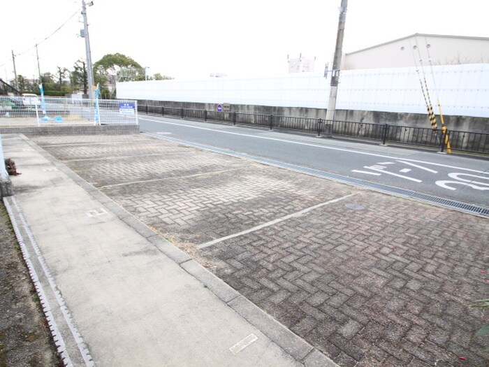 物件外観写真5　(駐車場)