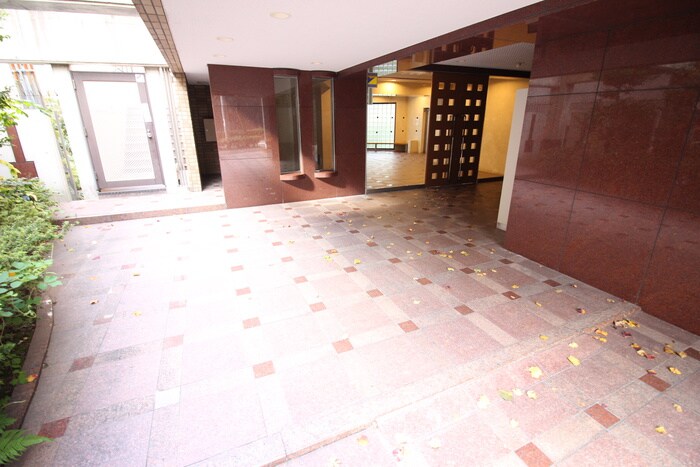 物件外観写真5　(エントランス部分)